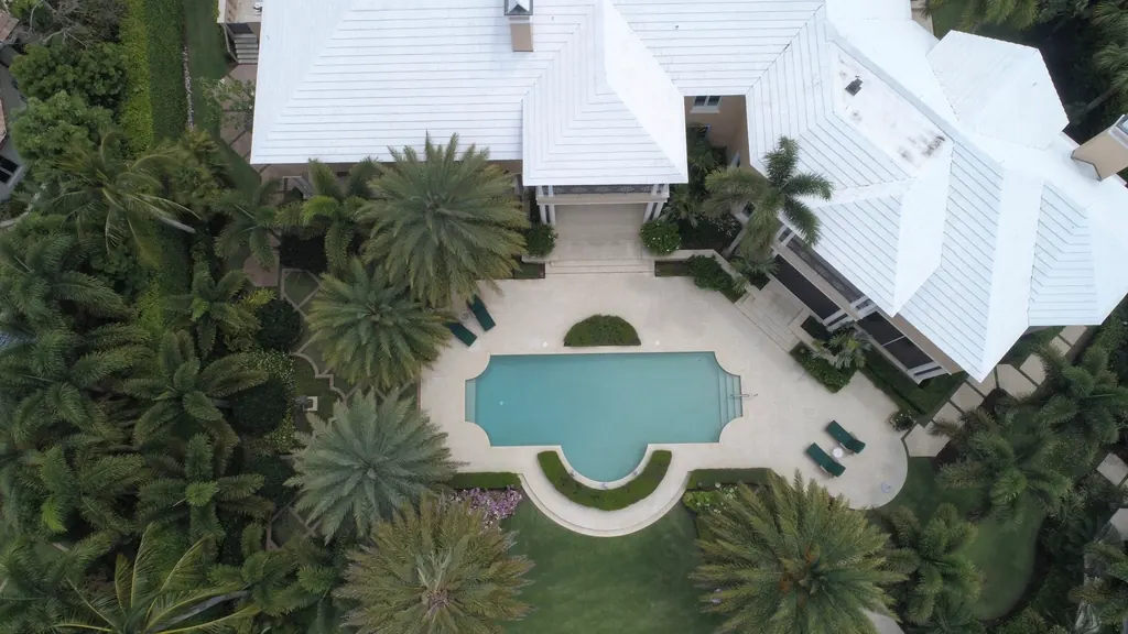 Villa de lujo con piscina vista desde el aire